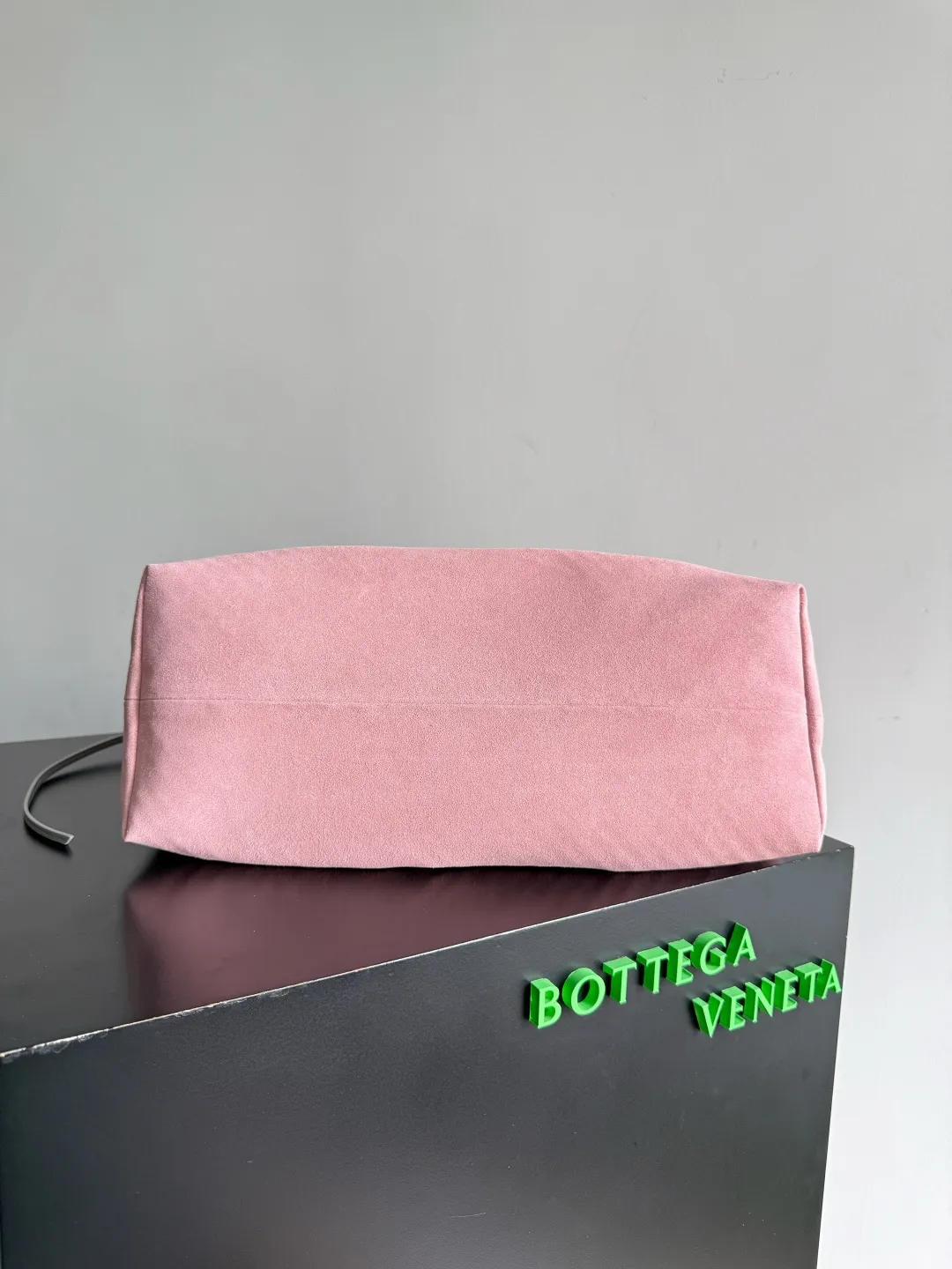 Batch 2660 Bottega Veneta 2025 new product PINACOTECA bag, iconic weaving process, skillfully crafted with 10mm Intrecciato process and equipped with suede lining. Four small strips of leather add character to the design and make the bag more stable. Relaxed yet sophisticated, casual yet refined, suede lining and double-sided design, suitable for shoulder and hand carry. The four straps can be adjusted into different shapes. One pack can be switched between two uses, easily integrating into your daily rhythm. Style number: 817166 Size: 43*23*17.5cm